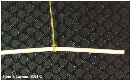 Hur man skalar fluglinan med hjälp av en bit dubbelvikt nylonlina.
