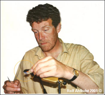 Liksom alla duktiga flugbindare har Cornelis skaffat sig sin alldeles egna speciella bindstil, han använder gärna dubbing i sina flugor och då ofta från hare. Foto av Rolf Ahlkvist ©