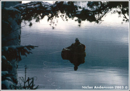 Vinterfiske från flytring, av Niclas Andersson 2003 ©